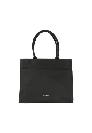 Schwarze Tragetasche aus glattem Stoff mit zwei Griffen, ausgestattet mit einer Vordertasche und einem geprägten Logo. Minimalistisches rechteckiges Design.