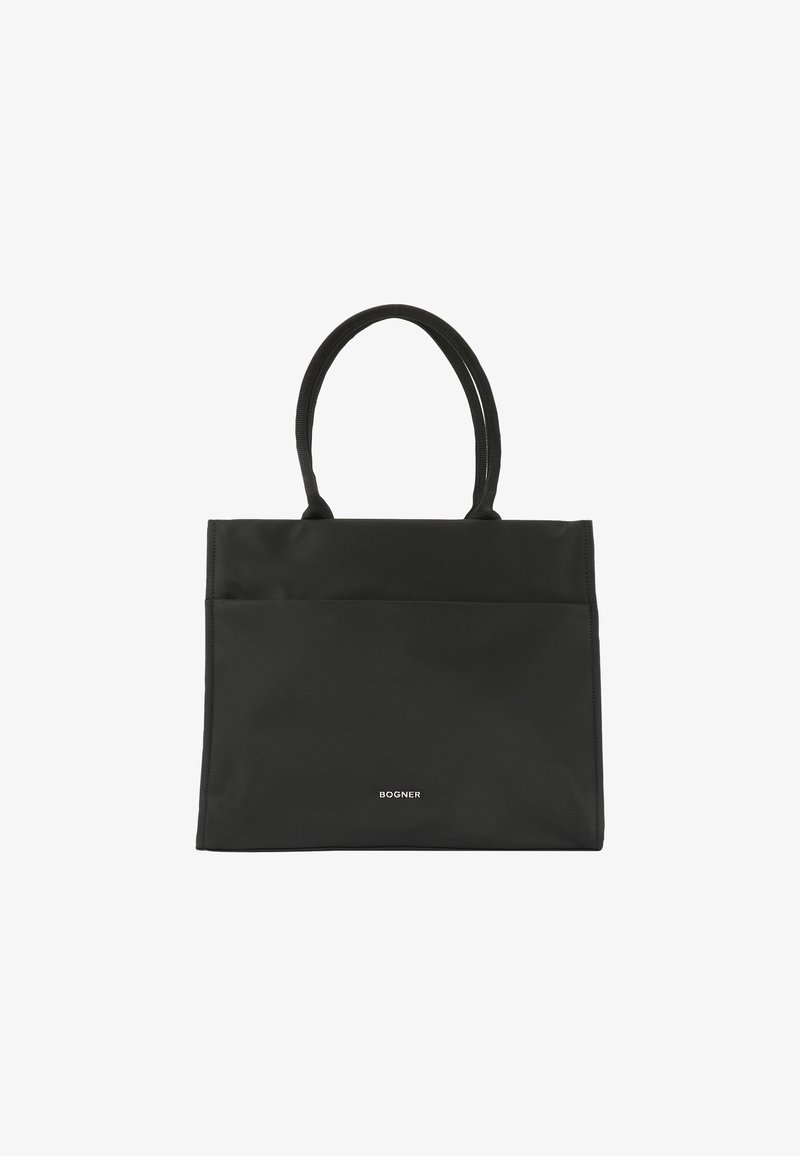 Sac fourre-tout noir en tissu lisse avec deux poignées, doté d'une poche avant et d'un logo en relief. Design rectangulaire minimaliste.