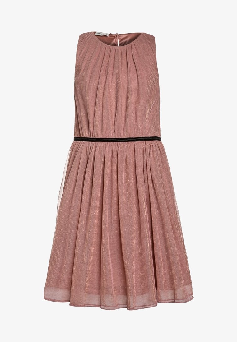 Robe sans manches jusqu'aux genoux de couleur rose poussiéreux avec corsage plissé, superposition transparente et détail de ceinture noire.