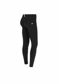 Leggings neri con una trama liscia, vita alta e tasche posteriori curve. Presentano un piccolo dettaglio con il logo su una tasca.