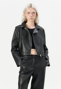 JDY JDYMOXY JACKET - Imitert skinnjakke - black