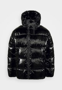 Černá péřová bunda, lesklá, s kapucí, s vypolstrovanými částmi, na zip vpředu a elastickými manžetami. Hladká textura a kompaktní design.