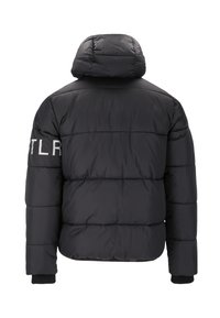Svart pufferjacka med huva, med en kviltad design. Vänster ärm har vit text. Klämskanter är elastiska för en bättre passform.