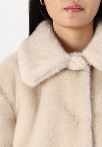Abercrombie & Fitch SHORT COLLAR - Lengva striukė - beige