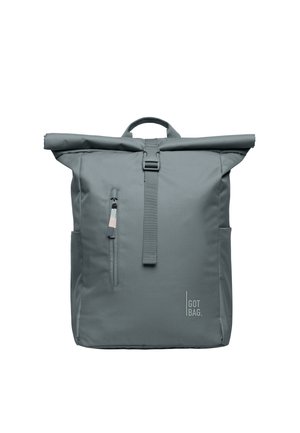 Grauer Roll-Top-Rucksack mit Frontreißverschlusstasche, Schnallenverschluss und "GOT BAG."-Logo auf der unteren rechten Seite.
