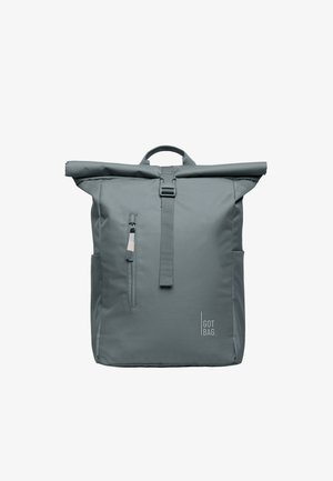Grå rygsæk med rulletop, frontlynlåslomme, spærrrem og "GOT BAG."-logo nederst til højre.