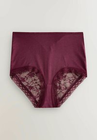 Bordo visoke gaćice od glatke tkanine s čipkastim rubovima, ukrašene cvjetnim uzorkom na čipkastim detaljima.