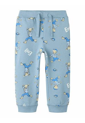 Pantalon enfant bleu clair avec taille et poignets élastiques, avec un motif ludique d’un garçon pieds nus portant un pantalon bleu et une chemise rayée, courant et sautant.