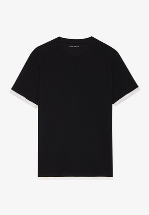 T-shirt noir avec une finition texturée, présentant des accents blancs sur les bords des manches et un design classique à col rond.