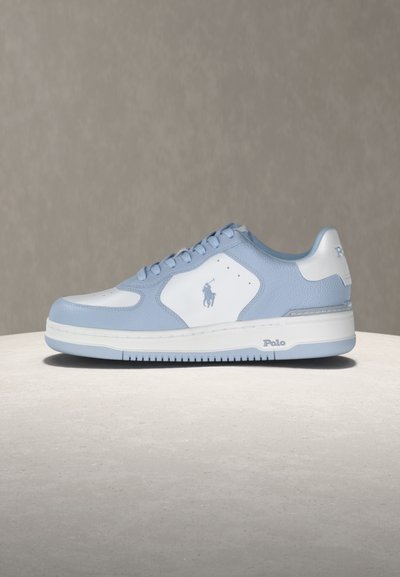 Nizki supergi v svetlo modri in beli usnjeni barvi z logotipom Polo na strani in napisom "Polo" na podplatu.
