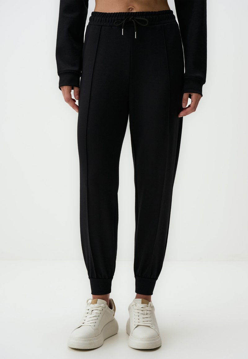 Zwarte sportieve joggers met een geraffineerde tailleband, trekkoord, elastische boorden en dubbele zijpanelen, gemaakt van een gladde, rekbare stof.
