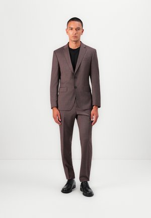 Brown plaid suit featuring a tailored fit, single-breasted jacket, notch lapels, and straight-cut trousers paired with black shoes.