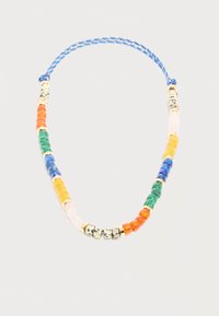 Collier avec perles rondes multicolores en sections orange, verte, bleue, jaune, blanche, avec des accents dorés sur un cordon tressé bleu.