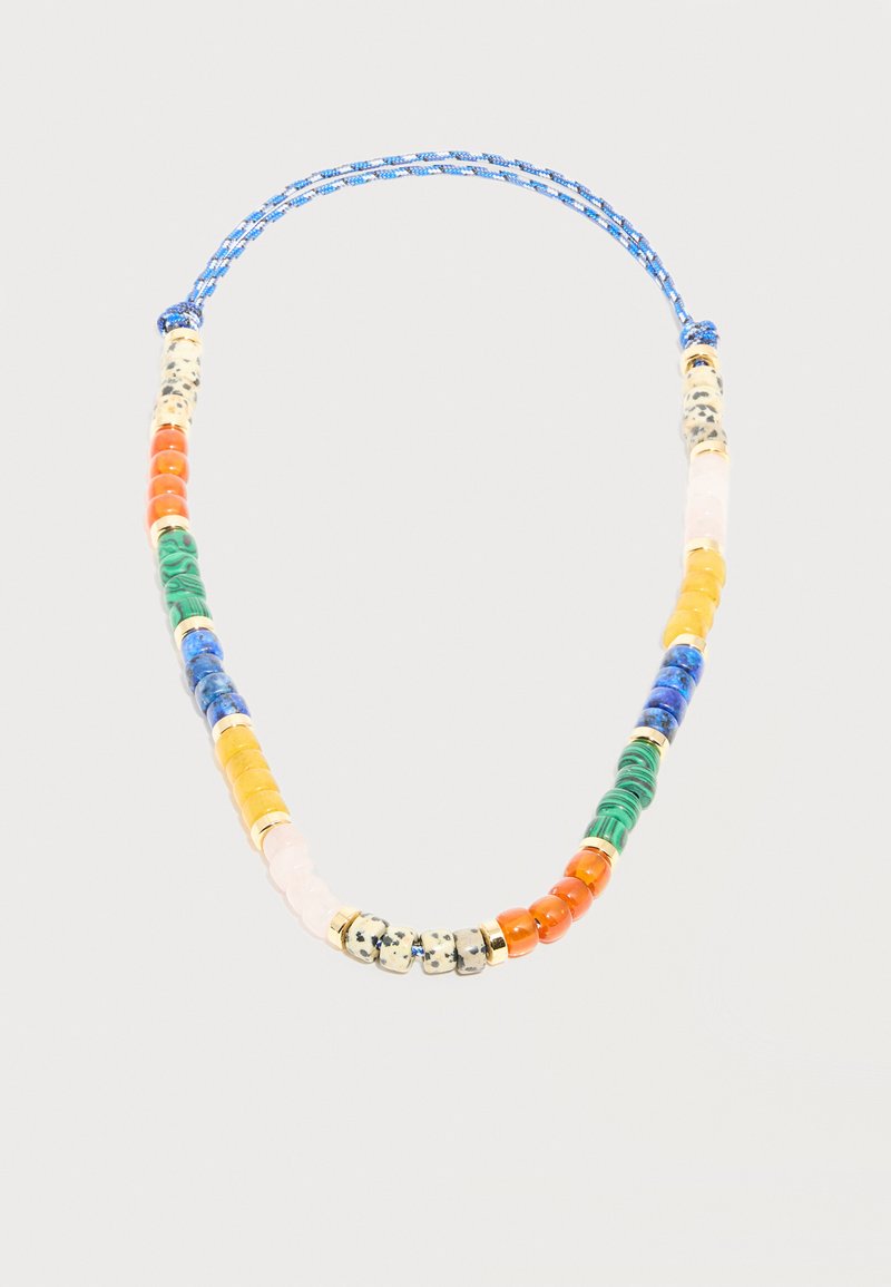 Ketting met meerkleurige ronde stenen kralen in secties van oranje, groen, blauw, geel, wit en gouden accenten op een blauw gevlochten koord.