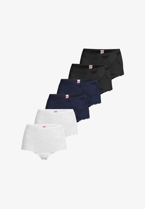 Zes dames hipster slips van kant in wit, donkerblauw en zwart, gerangschikt in een versprongen rij op een witte achtergrond.