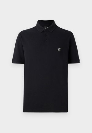 Čierna polo košeľa z bavlny, s krátkym golierom, tromi gombíkmi a malým vyšitým logom na hrudi. Jednoduchý dizajn, krátke rukávy.