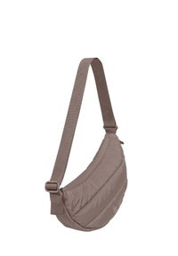 Sac à épaule en forme de haricot en nylon taupe, avec un design rembourré, une bandoulière ajustable et une fermeture éclair pour un rangement sécurisé.
