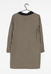 Langärmliges Kleid mit schwarzem Kragen, das ein strukturiertes Muster in Marineblau- und Pfirsichtönen aufweist. Hängt an einem schwarzen Haken.