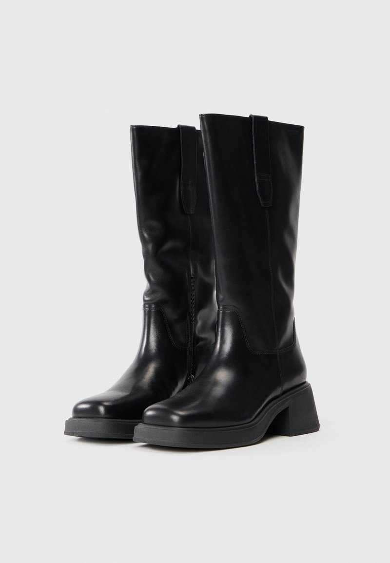 Schwarze Lederstiefel bis zum Knie mit runder Zehenform, Blockabsatz, seitlichem Reißverschluss und Steppnähten. Glatte Textur, modernes Design.