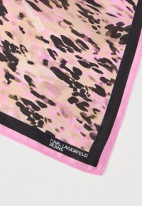 Μεταξωτό φουλάρι με ροζ περίγραμμα και σχέδιο λεοπάρ σε μπεζ και μαύρο. Το λογότυπο δηλώνει ότι είναι Karl Lagerfeld Jeans.