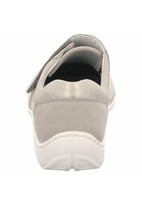 Grijze suede instapschoen met een gestructureerde bovenkant, een witte rubberen zool en een klittenbandsluiting. Rond ontwerp van de hak.