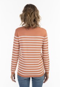 Ilgai rankovėmis megztinis, oranžinis su baltais horizontaliais dryžiais, minkšta tekstūra, apvalus kaklas, prigludusi stilius ir raizgotos apykaklės. Parodytas nugaros vaizdas.