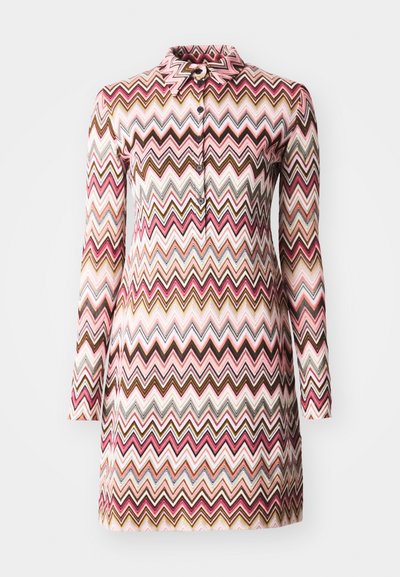 Rochie cu guler, având un model multicolor în zigzag în nuanțe de roz, maroniu și crem, cu mâneci lungi și închidere cu butoane.