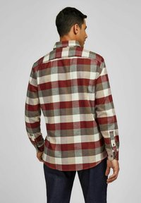 Rood, grijs en crèmekleurig geruit flanellen overhemd met lange mouwen, knoopmanchetten en een achterste schouderpas. De stof heeft een zachte, gestructureerde afwerking.