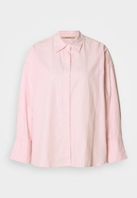 Camisa de botão rosa claro com riscas brancas verticais, com gola, mangas compridas e punhos largos. Textura do tecido lisa.
