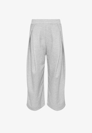 Pantalon court gris clair à jambes larges avec taille haute et plis discrets à l'avant, fabriqué en tissu doux texturé.