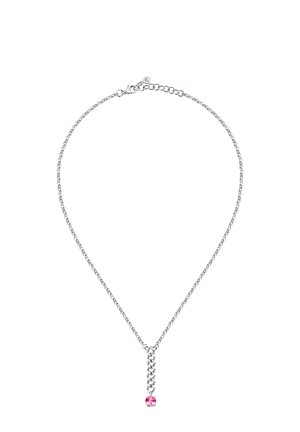 Collana in argento con design a maglie, con una goccia di pietra rosa che accentua il pendente. Texture liscia con finitura lucida.