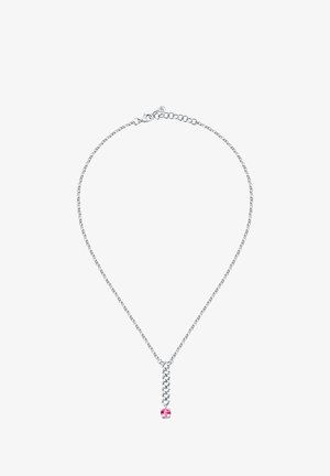Collana in argento con design a maglie, con una goccia di pietra rosa che accentua il pendente. Texture liscia con finitura lucida.