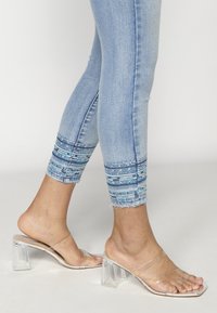 Koroshi Vaqueros pitillo - azul cl light blue