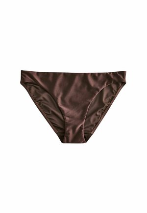 Brązowe satynowe majtki bikini o klasycznym kroju, gładkiej fakturze i delikatnym połysku, wyłożone płasko na białym tle.