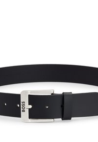 Cinturón de cuero negro con una hebilla rectangular plateada, que presenta el nombre de la marca "BOSS". El cinturón tiene múltiples agujeros para ajustar el tamaño.