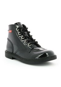 Bottines en cuir verni noir avec lacets noirs, œillets en métal argenté et semelle en caoutchouc. Présente un logo rouge sur le côté et une finition brillante.