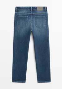 Jeans blu a gamba dritta con due tasche sul retro e una patch grigia del marchio sulla vita, mostrati da dietro.