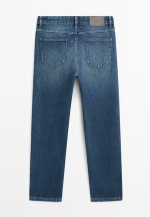 Modré džíny s rovnými nohavicemi, dvěma zadními kapsami a šedou značkovou nášivkou na pásku, zobrazené zezadu.