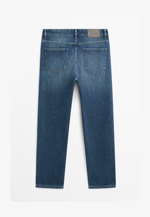 Blå jeans med lige ben, to baglommer og et gråt mærke på linningen, vist bagfra.