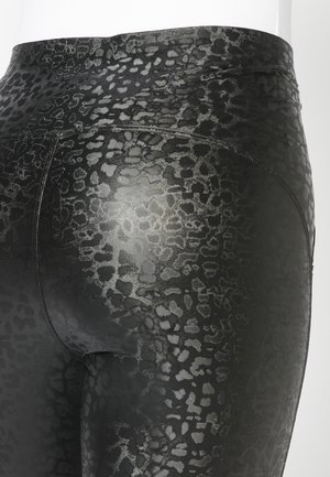 Mustalised teksad, millel on tekstureeritud leopardimuster erinevates hallides toonides. Sile materjal ja kõrge vöökoht.