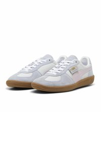 Sneakers grigio chiaro e bianchi realizzati in materiali scamosciati e in pelle, con suola in gomma, design con lacci e un sottile accento rosa.