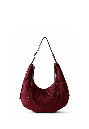 Grande borsa a spalla in pelle color bordeaux con tracolla regolabile e dettagli in metallo color oro, mostrata su sfondo bianco.