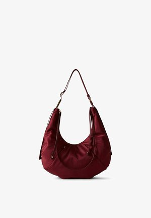 Grande borsa a spalla in pelle color bordeaux con tracolla regolabile e dettagli in metallo color oro, mostrata su sfondo bianco.