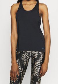 Černý sportovní top bez rukávů s designem racerback, vyrobený z lehkého materiálu a s decentním modrým logem Under Armour. Spárovaný s vzorovanými legínami.
