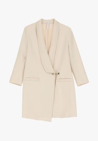 Blazer beige con colletto a scialle, maniche a metà lunghezza, due tasche frontali, chiusura con un solo bottone e un tessuto liscio e strutturato.