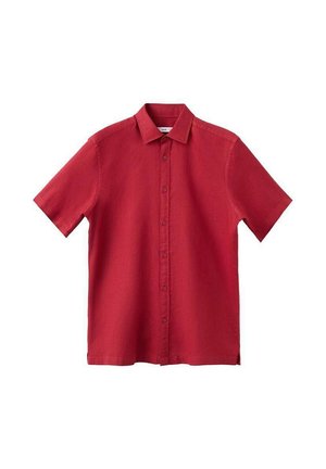 Rotes Kurzarmhemd aus atmungsaktivem Stoff, mit durchgehender Knopfleiste, spitzem Kragen und seitlichen Schlitzen für bessere Bewegungsfreiheit.