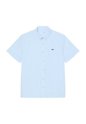 Camicia azzurro chiaro a maniche corte con bottoni, colletto a punta e piccolo logo verde di coccodrillo sul petto a sinistra.