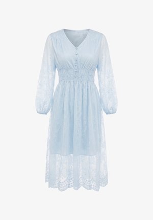 Lyseblå midi-kjole med gennemsigtige lange ærmer, V-halsudskæring, stofbetrukne knapper foran, samlet talje og blomsterbroderet mønster.