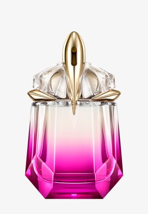 Bottiglia di profumo in vetro con gradiente dal rosa al trasparente, dotata di un erogatore dorato a forma di uccello e di accenti cristallini a forma di ali sulla sommità.