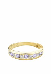 Anello in oro con gemme alternate di lavanda e trasparenti, caratterizzato da una finitura liscia e lucida e un design solido.